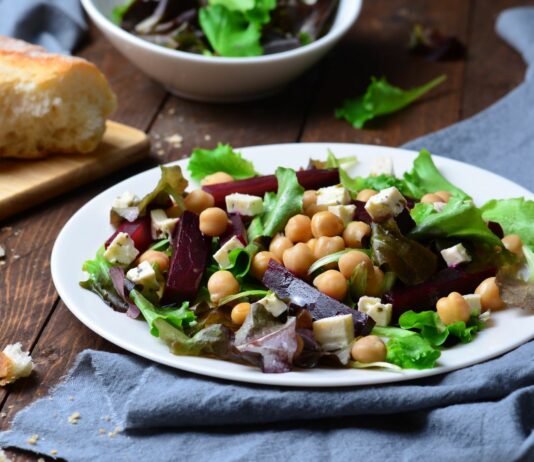 Sałatka świąteczna, którą każdy pyta o przepis (i nie ma w niej majonezu)