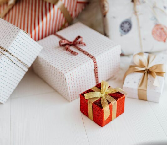 Prezentownik przed świętami: co podarować, żeby naprawdę sprawić przyjemność