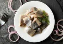 Śledzie na Wigilię inaczej: 3 szybkie wersje, które znikają pierwsze