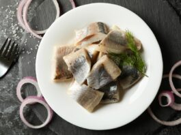 Śledzie na Wigilię inaczej: 3 szybkie wersje, które znikają pierwsze