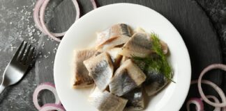 Śledzie na Wigilię inaczej: 3 szybkie wersje, które znikają pierwsze