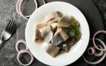 Śledzie na Wigilię inaczej: 3 szybkie wersje, które znikają pierwsze