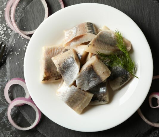 Śledzie na Wigilię inaczej: 3 szybkie wersje, które znikają pierwsze