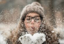 Elektryzujące włosy i czapka: jak nie wyglądać jak „puch”