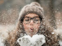 Elektryzujące włosy i czapka: jak nie wyglądać jak „puch”