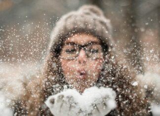 Elektryzujące włosy i czapka: jak nie wyglądać jak „puch”