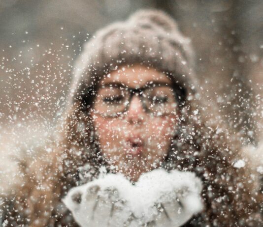 Elektryzujące włosy i czapka: jak nie wyglądać jak „puch”