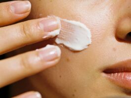 Mróz i wiatr: jak ochronić twarz bez zapychania (krem „szalik”)