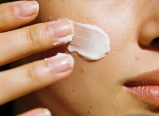 Mróz i wiatr: jak ochronić twarz bez zapychania (krem „szalik”)