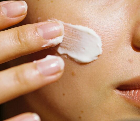 Mróz i wiatr: jak ochronić twarz bez zapychania (krem „szalik”)