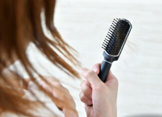 Włosy łamią się, a nie wypadają – jak rozpoznać problem i realnie go naprawić
