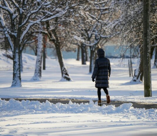 Spacer zamiast postanowień: 20 minut, które ratują głowę