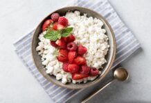 Białkowe śniadanie bez nudy. 7 składników, które sycą na długo