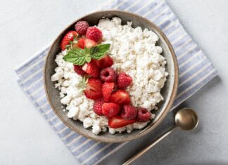 Białkowe śniadanie bez nudy. 7 składników, które sycą na długo