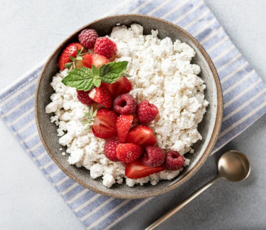 Białkowe śniadanie bez nudy. 7 składników, które sycą na długo