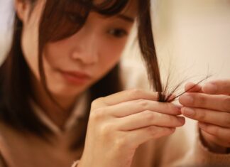 Dlaczego Twoje końcówki się „kruszą”?