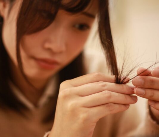 Dlaczego Twoje końcówki się „kruszą”?