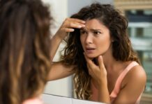 Joga twarzy: 5 ćwiczeń na lwią zmarszczkę