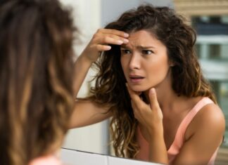 Joga twarzy: 5 ćwiczeń na lwią zmarszczkę