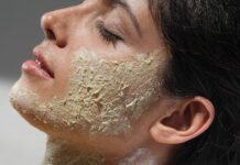 Peelingi wiosną – co wybrać, żeby nie zniszczyć skóry przed słońcem