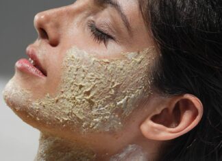 Peelingi wiosną – co wybrać, żeby nie zniszczyć skóry przed słońcem