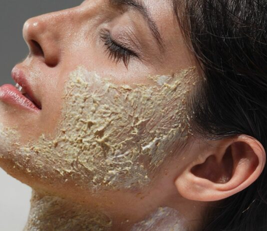 Peelingi wiosną – co wybrać, żeby nie zniszczyć skóry przed słońcem