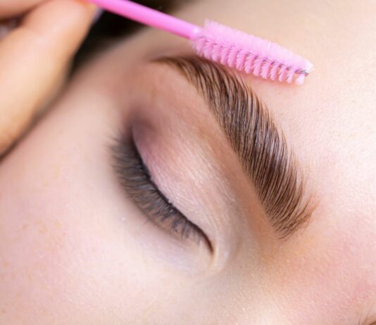 Laminacja brwi i rzęs – co naprawdę robi z włosem