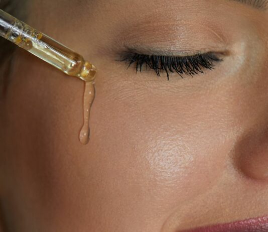 Oczyszczanie olejkiem – czy zapycha? Fakty i mity o demakijażu OCM