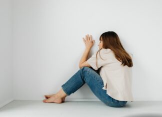 Przebodźcowanie w codzienności – cichy wróg Twojej skóry i hormonów