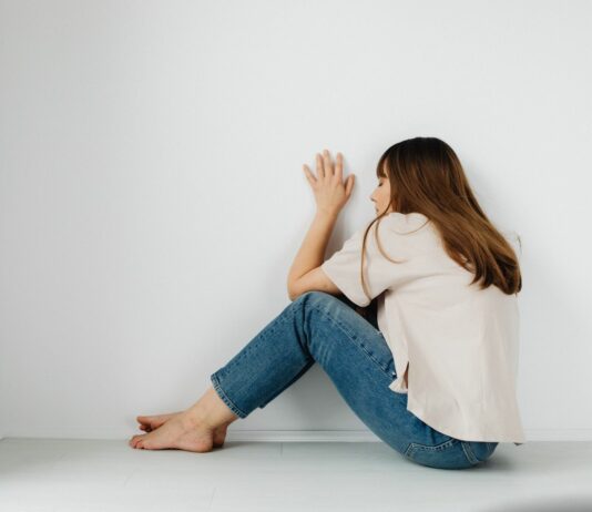 Przebodźcowanie w codzienności – cichy wróg Twojej skóry i hormonów