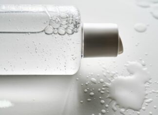 Toniki złuszczające – jak stosować bez niszczenia skóry