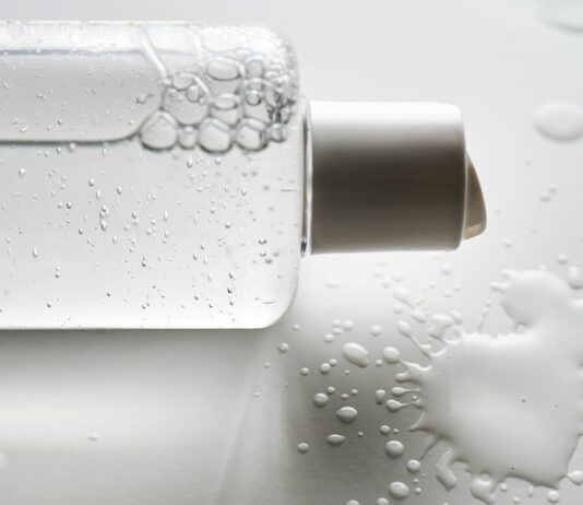 Toniki złuszczające – jak stosować bez niszczenia skóry