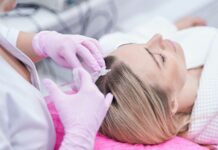 Mezoterapia skóry głowy wraca co wiosnę. Czy naprawdę działa na wypadające włosy?