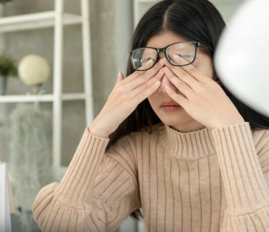Zmęczenie, mgła mózgowa i problemy z koncentracją. Co może stać za tymi objawami?