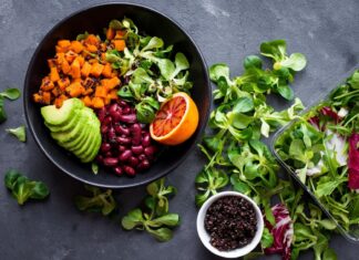 3 przepisy na letnie sałatki z ziołami i owocami