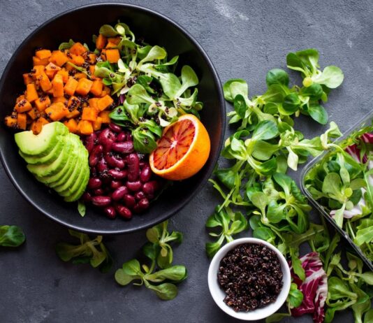 3 przepisy na letnie sałatki z ziołami i owocami