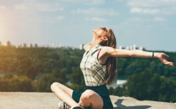 Włosy po wakacjach, jak je odbudować i wzmocnić?