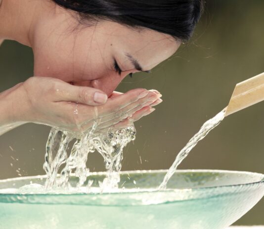 5 błędów, które popełniasz podczas mycia twarzy!