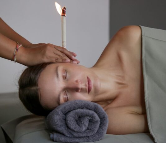 Świecowanie uszu – na czym polega ten zabieg