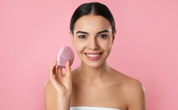 Szczoteczka do oczyszczania cery – poznaj jej zalety i wady