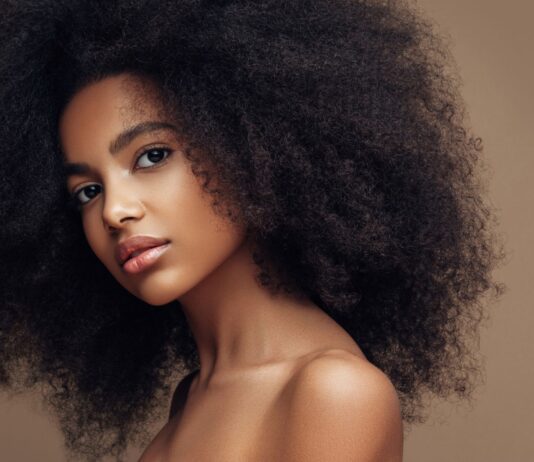 Jak pielęgnować włosy kręcone?