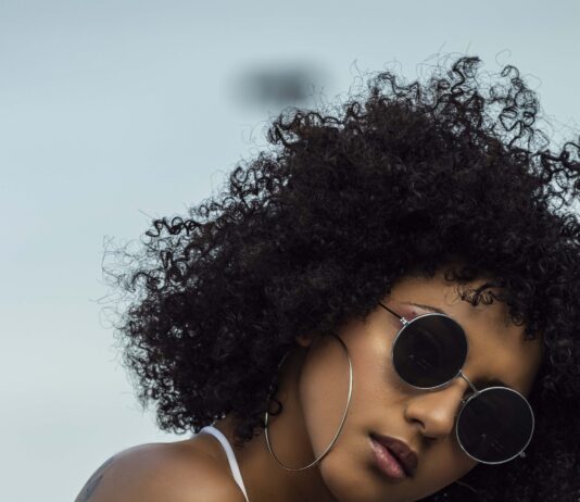 Jak myć włosy kręcone i jak często?