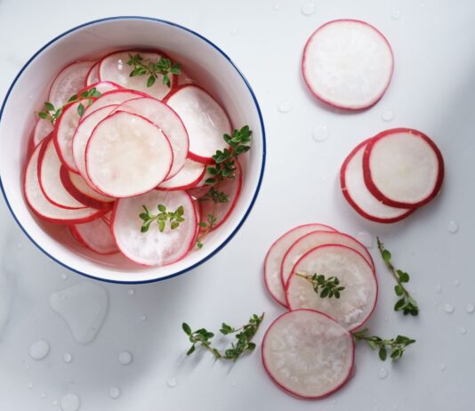 Piękna skóra z rzodkiewką! Dlaczego warto ją chrupać