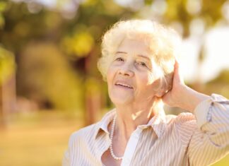 Plamy starcze – jak je usunąć?