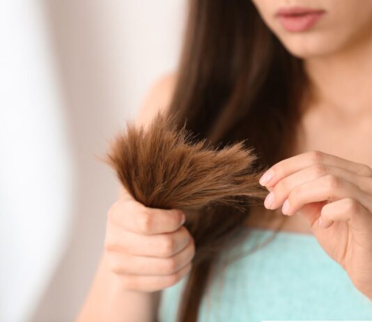 Jak naprawić rozdwojone końcówki włosów?