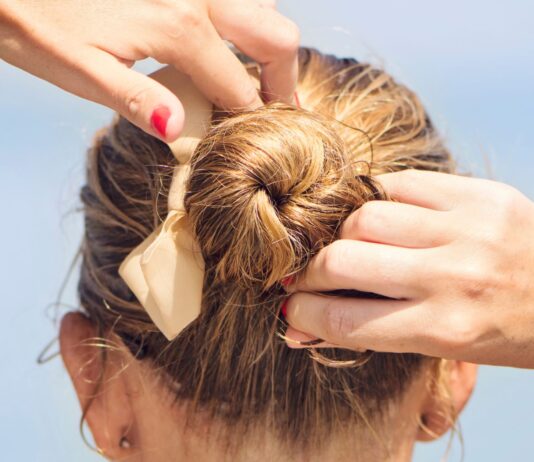 Idealne upięcia włosów na letnie dni