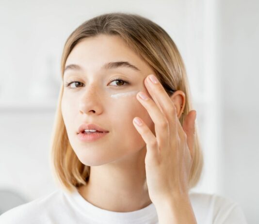 Jak pielęgnować suchą skórę pod oczami?