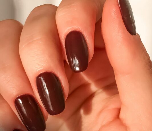 Te kolory będą królować na paznokciach tej jesieni