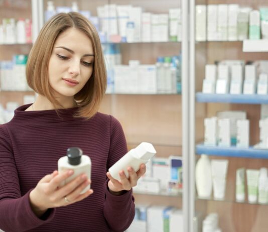 Porównanie: kosmetyki drogeryjne vs. apteczne – co wybrać?