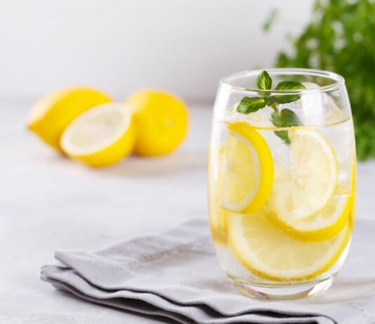 Czy picie wody z cytryną na czczo naprawdę działa?